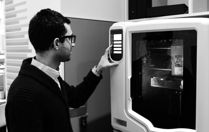 Nariman Mousavi using the 3D digital printer 